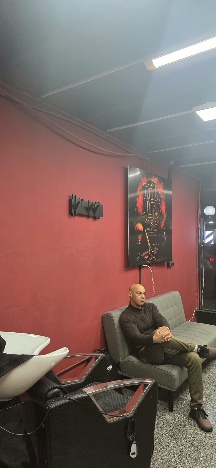 Greco, barbero de Baro Club, sentado en el salón